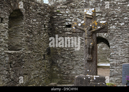 Nella foto è una croce entro le rovine della chiesa del Nord, Monasterboice, Drogheda, Co. Louth, Irlanda. Foto Stock