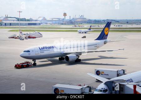 Getto di Lufthansa dalla spedizione sull'aeroporto di Amburgo Foto Stock