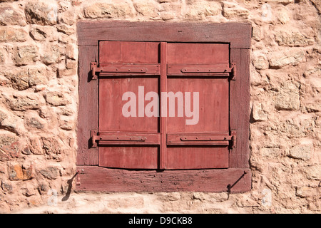 Massiccio muro di casa con finestra Foto Stock