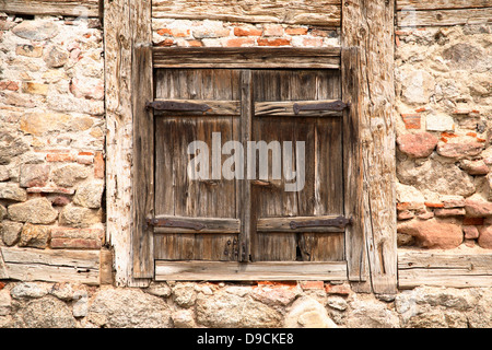 Massiccio muro di casa con finestra Foto Stock