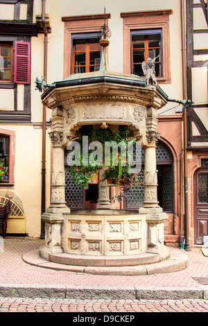 Vecchio Pozzo di Obernai, Alsazia, Francia Foto Stock
