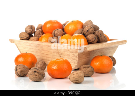 Ciotola con i tangerini e dadi Foto Stock