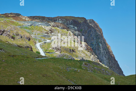 La ripida strada che conduce verso Honister miniera di ardesia e Fleetwith luccio in Buttermere, nel distretto del lago. Foto Stock