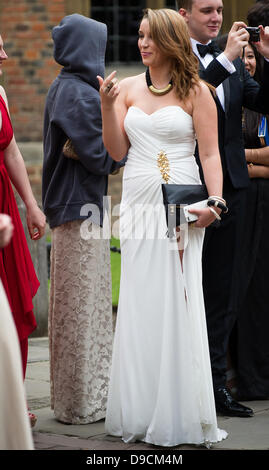 Cambridge, Regno Unito. 17 Giugno, 2013. Gli studenti del Trinity College di Cambridge voce della loro sfera può oggi finnishing dopo i loro esami. Cambridge R.U. Credito: JAMES LINSELL-CLARK/Alamy Live News Foto Stock