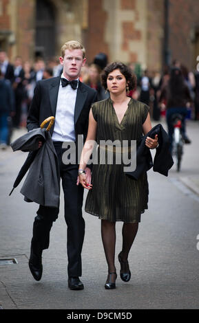 Cambridge, Regno Unito. 17 Giugno, 2013. Gli studenti del Trinity College di Cambridge voce della loro sfera può oggi finnishing dopo i loro esami. Cambridge R.U. Credito: JAMES LINSELL-CLARK/Alamy Live News Foto Stock