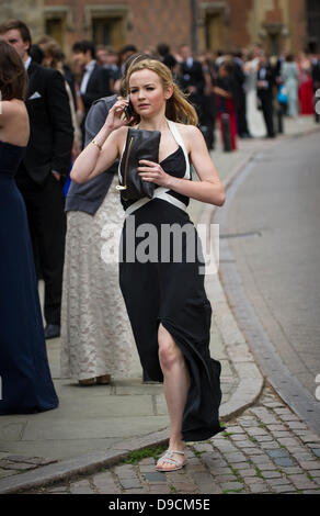 Cambridge, Regno Unito. 17 Giugno, 2013. Gli studenti del Trinity College di Cambridge voce della loro sfera può oggi finnishing dopo i loro esami. Cambridge R.U. Credito: JAMES LINSELL-CLARK/Alamy Live News Foto Stock