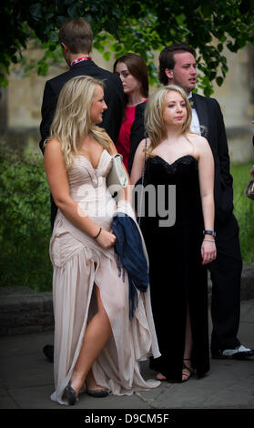 Cambridge, Regno Unito. 17 Giugno, 2013. Gli studenti del Trinity College di Cambridge voce della loro sfera può oggi finnishing dopo i loro esami. Cambridge R.U. Credito: JAMES LINSELL-CLARK/Alamy Live News Foto Stock