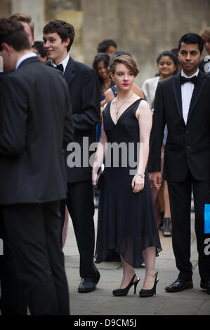 Cambridge, Regno Unito. 17 Giugno, 2013. Gli studenti del Trinity College di Cambridge voce della loro sfera può oggi finnishing dopo i loro esami. Cambridge R.U. Credito: JAMES LINSELL-CLARK/Alamy Live News Foto Stock