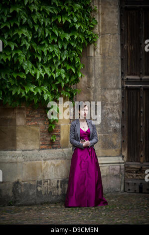 Cambridge, Regno Unito. 17 Giugno, 2013. Gli studenti del Trinity College di Cambridge voce della loro sfera può oggi finnishing dopo i loro esami. Cambridge R.U. Credito: JAMES LINSELL-CLARK/Alamy Live News Foto Stock