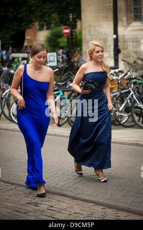 Cambridge, Regno Unito. 17 Giugno, 2013. Gli studenti del Trinity College di Cambridge voce della loro sfera può oggi finnishing dopo i loro esami. Cambridge R.U. Credito: JAMES LINSELL-CLARK/Alamy Live News Foto Stock