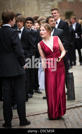 Cambridge, Regno Unito. 17 Giugno, 2013. Gli studenti del Trinity College di Cambridge voce della loro sfera può oggi finnishing dopo i loro esami. Cambridge R.U. Credito: JAMES LINSELL-CLARK/Alamy Live News Foto Stock