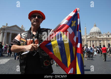 16 giugno 2013 Harley Davidson appassionati convergono su Piazza San Pietro e Città del Vaticano per una benedizione papale durante la messa domenicale a Roma Italia per HD110th anniversario celebrazione europea Foto Stock