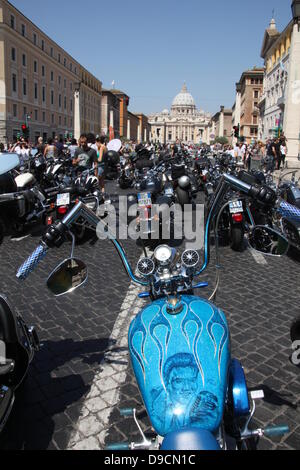 16 giugno 2013 Harley Davidson appassionati convergono su Piazza San Pietro e Città del Vaticano per una benedizione papale durante la Messa domenicale in ro Foto Stock