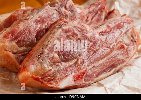 Spalla crudo costolette di agnello Foto Stock