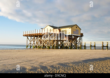 Casa sulla spiaggia dal Mare del Nord in primavera, casa sulla spiaggia del Mare del Nord in salto,Ruegen, Germania Foto Stock