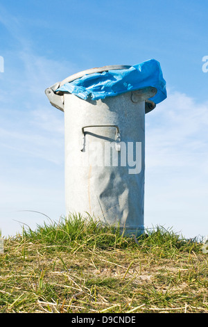 Garbage tonnellata sulla spiaggia, il bidone della spazzatura sulla spiaggia, Foto Stock