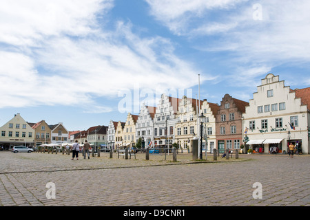 Vecchie case sulla piazza del mercato di Friedrichstadt, vecchie case al mercato di Friedrich's Town, Foto Stock