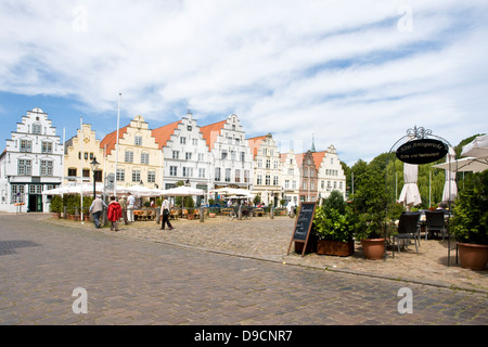 Vecchie case sulla piazza del mercato di Friedrichstadt, vecchie case al mercato di Friedrich città, Foto Stock