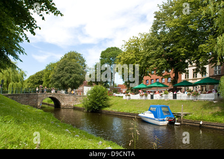 Situazione idilliaca in un canale di Friedrich's Town, posizione idilliaca su un canale a Friedrichstadt Foto Stock