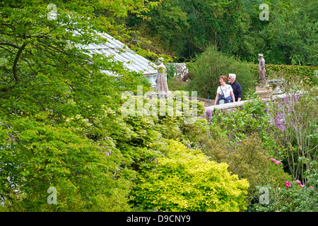 Due turisti a piedi attraverso il giardino murato a Wallington Hall del Northumberland. Proprietà del National Trust. Foto Stock