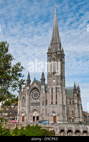 Incredibile San Colman's Cathedral di Cobh, Irlanda (drammatico cielo di nuvole) Foto Stock