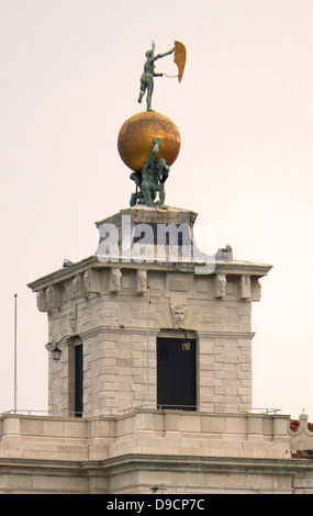 Di forma triangolare a Punta della Dogana, (l'ex casa doganale della città) separa il Canal Grande e il Canale della Giudecca in Venezia, Italia. Oggi è un centro di arte contemporanea. Il seicentesco palazzo. La torre tenere una palla dorata, che è supportato da due atlanti;Questa statua rappresenta la fortuna. Essa è stata scolpita da Bernardo Falconi Foto Stock