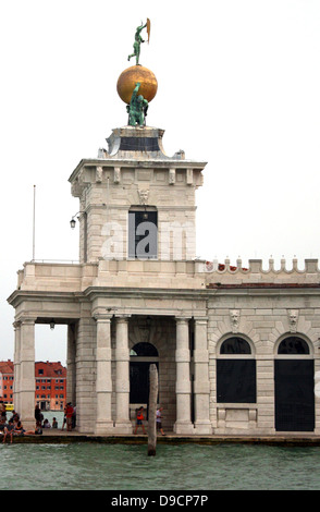 Di forma triangolare a Punta della Dogana, (l'ex casa doganale della città) separa il Canal Grande e il Canale della Giudecca in Venezia, Italia. Oggi è un centro di arte contemporanea. Il seicentesco palazzo. La torre tenere una palla dorata, che è supportato da due atlanti;Questa statua rappresenta la fortuna. Essa è stata scolpita da Bernardo Falconi Foto Stock