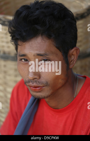 Giovane uomo con vetrate labbra rosse che masticare foglie di betel a Thaung Tho mercato tribale sul Lago Inle, Myanmar, sud-est asiatico Foto Stock