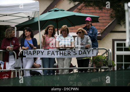 Merion, STATI UNITI D'AMERICA. 16 Giugno, 2013. Justin Rose (ITA), 16 giugno 2013 - Golf : fan mostra un banner 'felice Festa del papà' durante il fnal round della U.S. Campionato Open a Merion Golf Club, Est corso di Haverford Township, Delaware County, Pennsylvania. (Foto di Koji Aoki AFLO/sport/Alamy Live News) Foto Stock