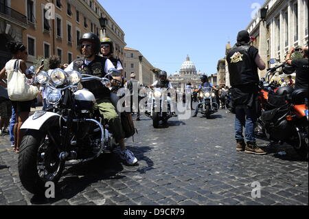 Roma, Italia. Gli appassionati di Harley Davidson Rider entrano a Roma. La bassa voce di circa 35,000 Harley Davidson sta sorpasso il ronzio di scooter e automobili nelle strade che circondano il Vaticano, e domenica sarà addirittura presente in Piazza San Pietro. Credit: s.s./Alamy Live News Foto Stock