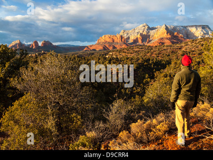 Escursionista sul largo sentiero collina Schnebly in Sedona al tramonto Foto Stock