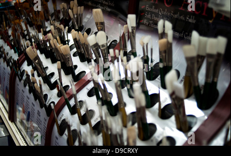 Vernice di qualità delle spazzole sul display in un negozio d'arte Foto Stock