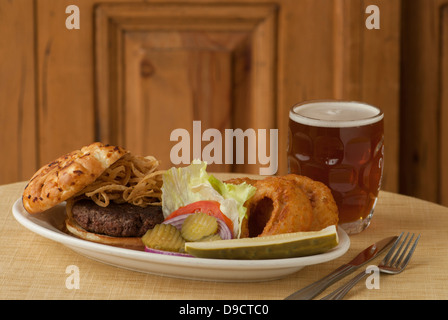 Un bel burger e birra alla spina di un pub. Foto Stock