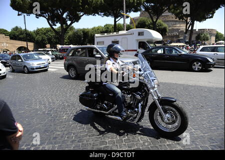 Roma, Italia. 16 Giugno 2013. Gli appassionati di Harley Davidson Rider entrano a Roma. La bassa voce di circa 35,000 Harley Davidson sta sorpasso il ronzio di scooter e automobili nelle strade che circondano il Vaticano, e domenica sarà addirittura presente in Piazza San Pietro. Credit: s.s./Alamy Live News Foto Stock