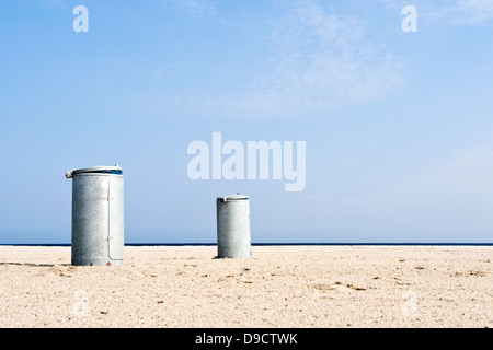 Tonnellate di rifiuti sulla spiaggia Foto Stock