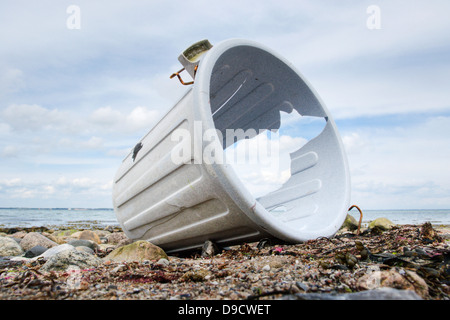 Garbage tonnellata sulla spiaggia Foto Stock