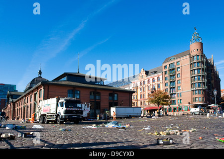 La pulizia in Hamburg mercato del pesce Foto Stock