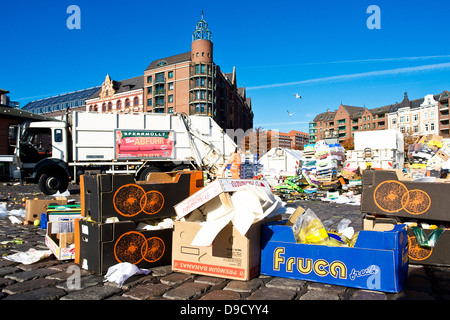 La pulizia in Hamburg mercato del pesce Foto Stock