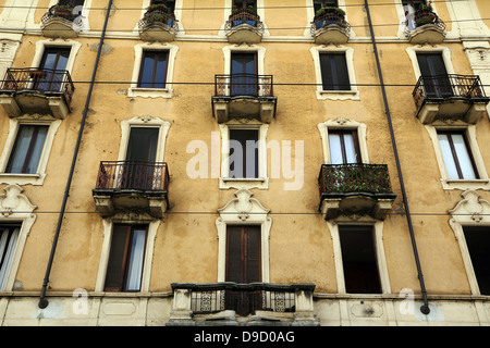 Vecchio edificio nella zona dei Navigli di Milano in Italia Foto Stock