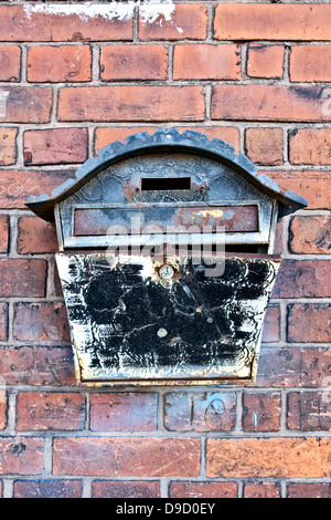 Vecchia casella flusso su di un muro di casa, vecchia casella di posta su una casa, Foto Stock