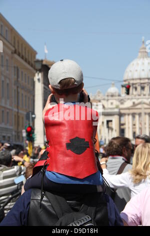16 giugno 2013 Harley Davidson appassionati convergono su Piazza San Pietro e Città del Vaticano per una benedizione papale durante la messa domenicale a Roma Italia per HD110th anniversario celebrazione europea Foto Stock