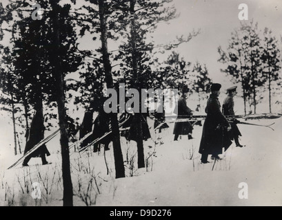 La fanteria russa che trasportano gli sci al coperto di neve Montagne dei Carpazi nel 1915 sul Fronte Orientale, guerra mondiale I. Foto Stock