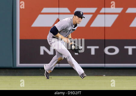 Anaheim, California, USA. 17 Giugno, 2013. Giugno 17, 2013 Anaheim, California: Seattle Mariners center fielder Michael Saunders (55) Si ritiene che le catture di un rasoterra dalla distanza nella sesta inning durante il gioco tra i Seattle Mariners e il Los Angeles Angeli a Angel Stadium il 17 giugno 2013 ad Anaheim, in California. Rob Carmell/CSM Credito: csm/Alamy Live News Foto Stock