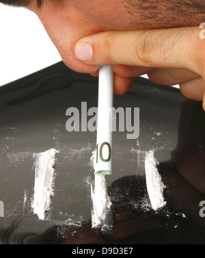 La cocaina sulla tavola nera con 100 euro Foto Stock