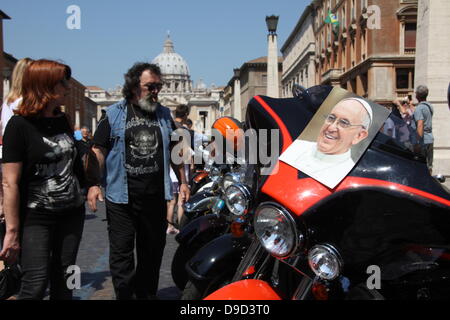 16 giugno 2013 Harley Davidson appassionati convergono su Piazza San Pietro e Città del Vaticano per una benedizione papale durante la messa domenicale a Roma Italia per HD110th anniversario celebrazione europea Foto Stock