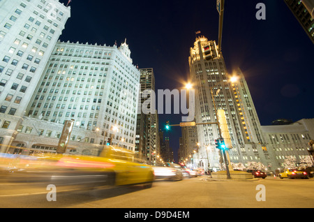 Il traffico su Michigan Avenue a Chicago di notte. Foto Stock