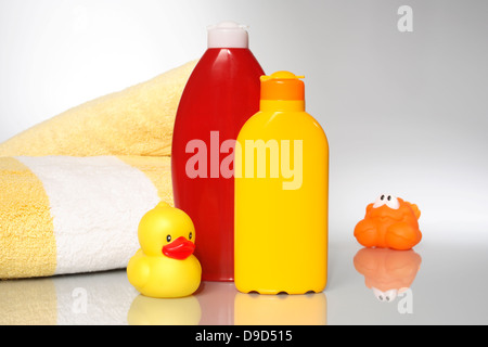 Teli da bagno, latte solare, crema di infermieristica e animali elastico Foto Stock