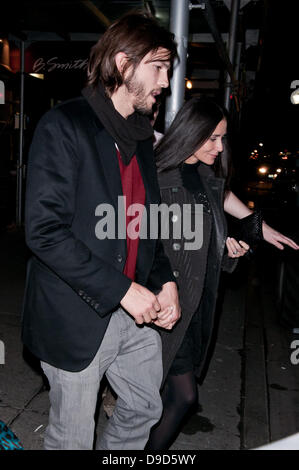 Ashton Kutcher e moglie Demi Moore lasciando un ristorante di Manhattan dopo mezzanotte la città di New York, Stati Uniti d'America - 25.03.2011 Foto Stock