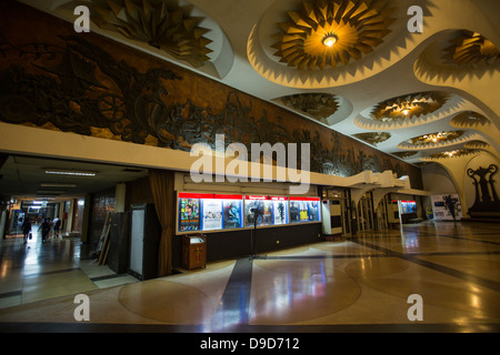 La Scala Cinema foyer è costituita da un enorme soffitto a cupola, allestita con art deco fiori bronzato. Foto Stock