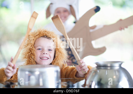 Bambini fingendo di riprodurre strumenti musicali Foto Stock